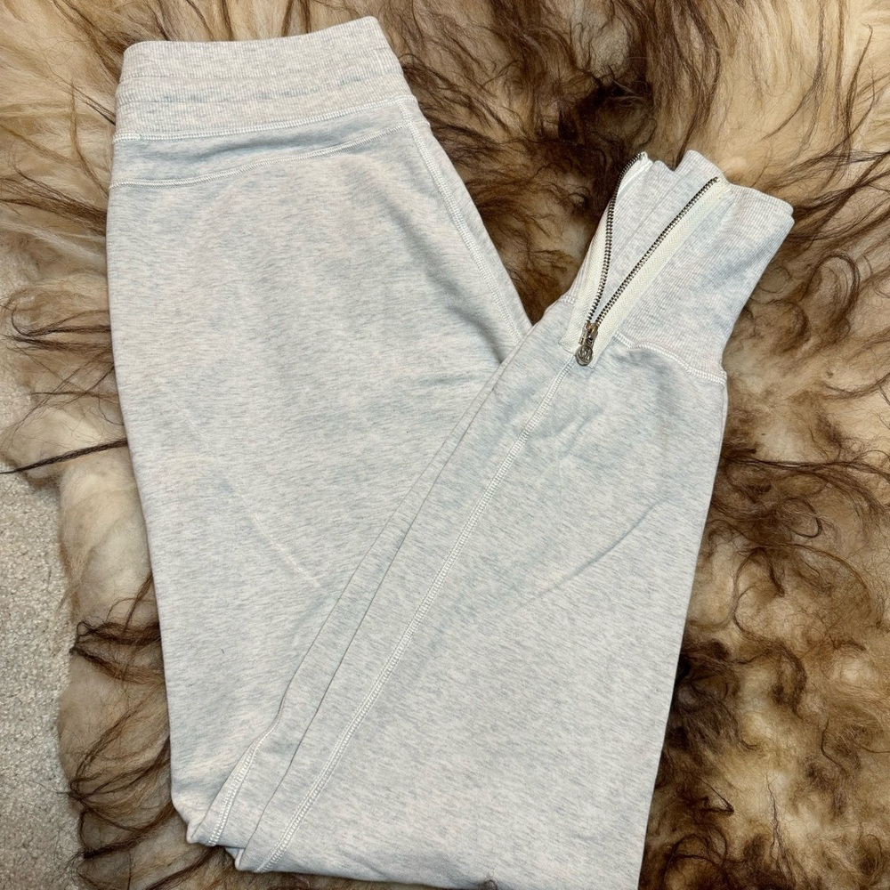 Lululemon joggers size 4